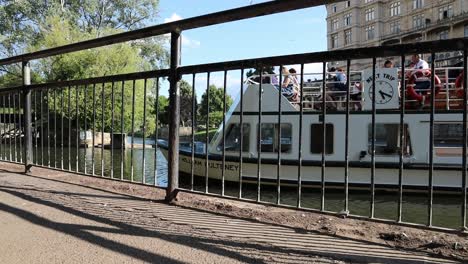 Barco-Turístico-Bajando-Por-El-Río-Avon-En-Bath,-Inglaterra-Con-Turistas-En-Video-Estable-En-Cámara-Lenta