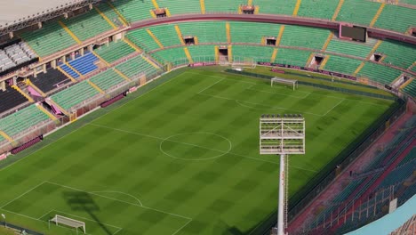 Establecer-Una-Vista-De-Drones-Sobre-El-Estadio-De-Fútbol-Con-Un-Hermoso-Campo-Verde