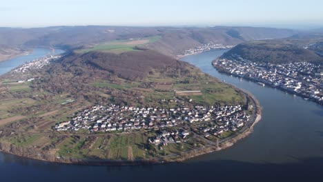 Aerial-Panning-View-of-Great-Rhine-Loop-and-Boppard,-Germany