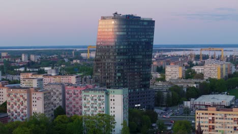 Ciudad-Aérea-De-Szczecin-En-Polonia,-Hora-Del-Atardecer