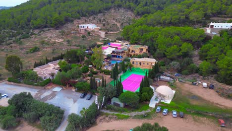 Ibiza-Pikes-Colorida-Cancha-De-Tenis-Resort-De-Fiesta-Rural