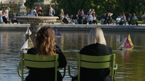 Dos-Mujeres-Sentadas-Disfrutando-De-La-Vida-Parisina-En-El-Jardín-De-Las-Tullerías