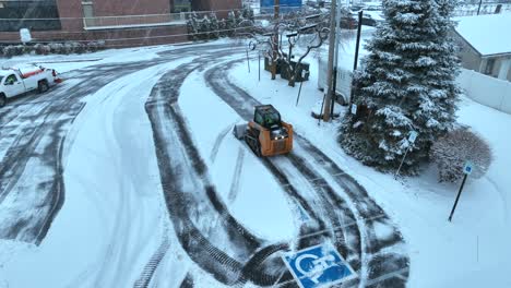 Kompaktlader-Und-LKW-Mit-Pflug-Entfernen-Schnee-Vom-Parkplatz-Während-Eines-Wintersturms-In-Einer-Amerikanischen-Stadt