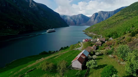 Un-Barco-Que-Sale-De-Los-Fiordos-De-Aurlands-Cerca-De-Flam-En-El-Suroeste-De-Noruega.