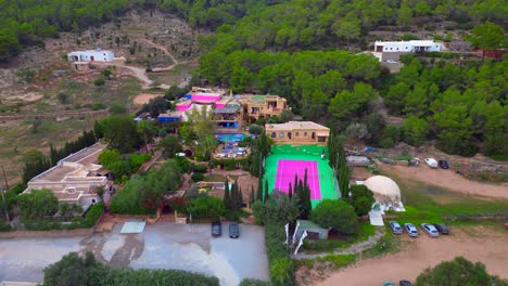 Ibiza-Pikes-Colorida-Cancha-De-Tenis-Resort-De-Fiesta-Rural