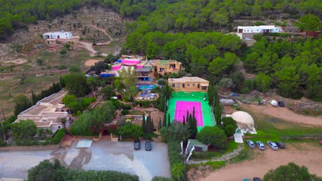 Ibiza-Pikes-Bunter-Tennisplatz-Ländliches-Partyresort