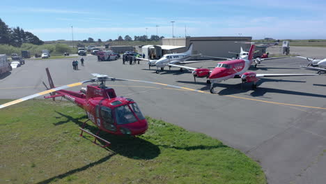 Drohne-Kreist-Langsam-über-Dem-Rettungshubschrauber-Von-Cal-Ore-Life-Flight-Und-Anderen-Rettungsflugzeugen-Von-Cal-Ore-Life-Flight,-Crescent-City,-Kalifornien