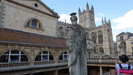 Edificios-Históricos-En-Bath,-Inglaterra-Con-Turistas-Y-Video-Cardán-Moviéndose-Hacia-Los-Lados-En-Cámara-Lenta.