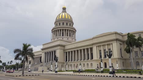Edificio-Blanco-Del-Capitolio-En-El-Centro-De-La-Habana,-Cuba-Con-Su-Típica-Cúpula