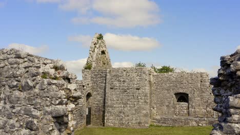 Deslizamiento-Aéreo-Preciso-Hacia-Atrás-A-Través-De-Huecos-En-Los-Muros-De-Las-Ruinas-De-La-Abadía-De-Annaghdown