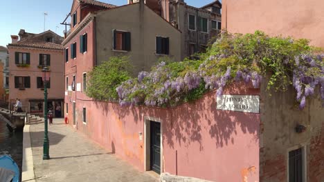 Venecia-Está-Llena-De-Muchas-Casas-Antiguas-Y-Hermosas-Con-Flores-Creciendo-Encima-De-Ellas.
