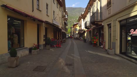 Susa-Es-Un-Pueblo-Que-Ofrece-Agradables-Paseos-Por-El-Centro-Del-Pueblo-Con-Sus-Calles-Estrechas-Y-Estrechas,-Casas-De-Piedra-Anaranjadas-Y-Amarillas.