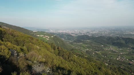 Vista-Lejana-De-Bassano-Del-Grappa-Desde-Exuberantes-Montañas-Cerca-De-Vicenza-En-Italia