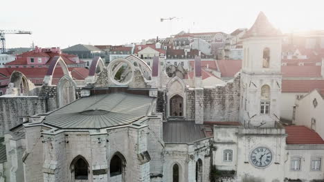 Lissabon,-Drohnenaufnahmen-Des-Klosters-Carmo,-Die-An-Einem-Hellen-Tag-Von-Rechts-Nach-Links-Gleiten