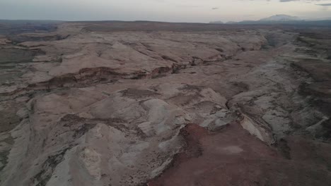 Red-Sandstone-Cliffs-And-Canyons-In-National-Parks-In-Utah,-United-States