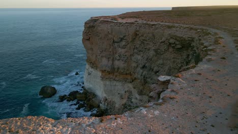 Vista-De-Perfil-De-Los-Acantilados-De-Nullarbor-En-El-Sur-De-Australia