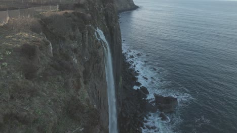 Toma-Manual-De-Las-Hermosas-Cataratas-De-Harina-Que-Fluyen-Sobre-Las-Rocas-De-Basalto.