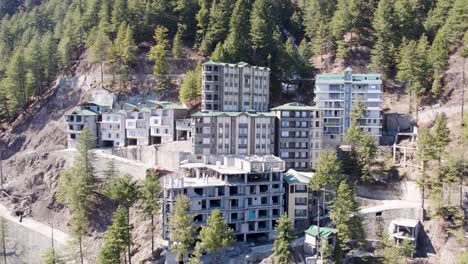 Modernos-Edificios-Residenciales-Ubicados-En-Una-Zona-Montañosa-Boscosa,-Que-Muestran-La-Integración-Arquitectónica-Con-La-Naturaleza.