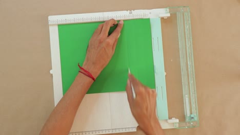 Präzises-Basteln-Von-Grünem-Papier-Mithilfe-Von-Faltwerkzeugen-Für-Genauigkeit