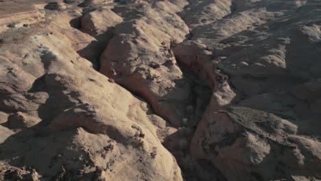 Die-Raue,-Trockene-Weite-Der-Landschaft-Utahs-Wird-Aus-Der-Luftperspektive-Erfasst,-Wodurch-Die-Raue-Schönheit-Der-Natur-Hervorgehoben-Wird