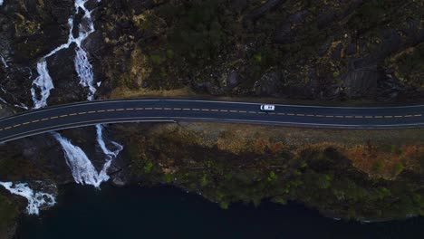 Minivan-Fuhr-Durch-Brücke-Neben-Einem-Langfossen-Wasserfall,-Norwegen