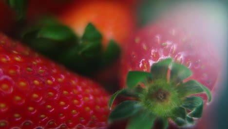 Vídeo-Macro-Detallado-De-Un-Montón-De-Fresas,-Fresa-Roja-Cruda,-Hoja-Verde,-Sobre-Un-Soporte-Giratorio,-Movimiento-Suave,-Cámara-Lenta-120fps