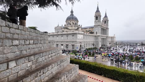 Menschen,-Die-An-Einem-Bewölkten-Tag-In-Spanien-Fotos-Vom-Königspalast-Von-Madrid-Machen