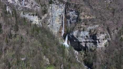 Impresionantes-Cataratas-De-Seerenbach,-Un-Trío-De-Cascadas-Escondidas-Cerca-De-Betlis-En-El-área-De-Amden,-Que-Ofrecen-Vistas-Del-Tranquilo-Walensee,-Suiza