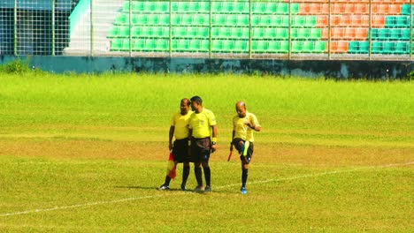 Der-Fußballschiedsrichter-Macht-Aufwärmübungen-Vor-Dem-Spiel-In-Sylhet,-Bangladesch-–-Weitwinkelaufnahme