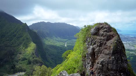 woman-rock-climbing-in-hawaii-overlooking-the-mountains-of-oahu