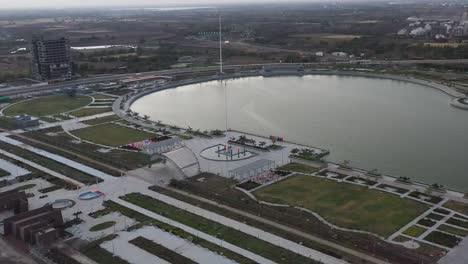 Hay-Mucho-Tráfico-Vehicular-En-La-Carretera-Que-Rodea-El-Lago.