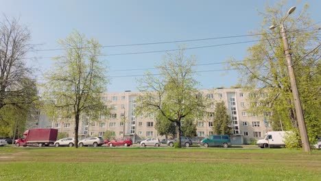 Dammes-Iela-Imanta-Riga-Zona-Residencial-Soviética-Con-Tranvía,-Coches-Y-Bloques-De-Apartamentos