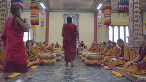 El-Culto-Budista-Se-Lleva-A-Cabo-Dentro-Del-Monasterio-Budista.