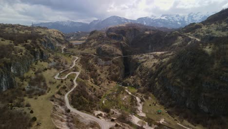 Paisaje-Rocoso-De-Montenegro-Con-Un-Valle-A-Través-Del-Cual-Conducen-Los-Caminos