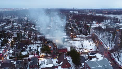 Bomberos-Bomberos-Extinguen-El-Incendio-Del-Edificio-Escolar-Montreal,-Canadá
