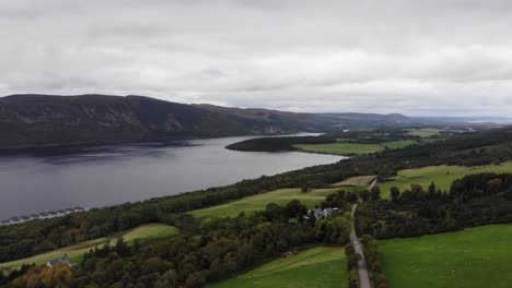 Luftaufnahme-Von-Loch-Ness-Im-Schottischen-Hochland-An-Einem-Bewölkten-Tag