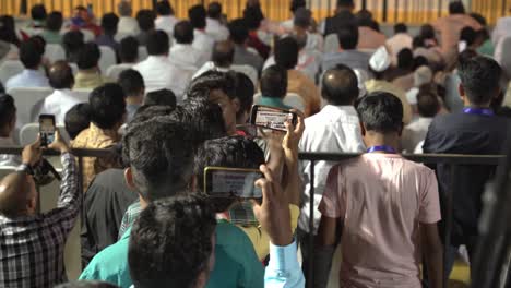 Jóvenes-Indios-Capturan-El-Discurso-De-Campaña-Electoral-De-Lok-Sabha-Pronunciado-Por-Uddhav-Thackeray-Y-Sharad-Pawar-En-El-Campus-Universitario-De-Warje