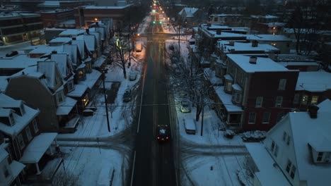 Calle-Histórica-En-La-Ciudad-Americana-De-Nueva-Inglaterra-Durante-La-Noche-De-Invierno-Con-Nieve