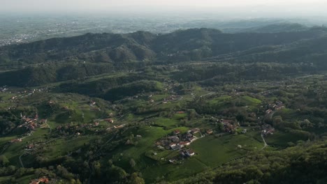 Paisaje-Montañoso-Cerca-De-Bassano-Del-Grappa-En-Véneto,-Italia