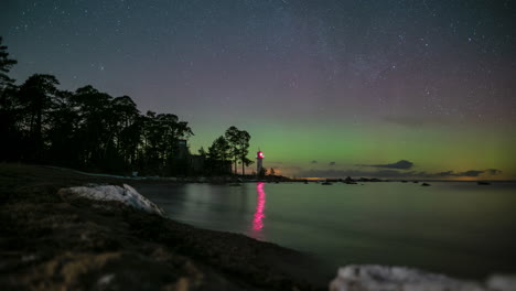 La-Aurora-Boreal-Baila-A-Través-Del-Cielo-Nocturno-Junto-Al-Faro-En-La-Costa-De-Vergi-Estonia