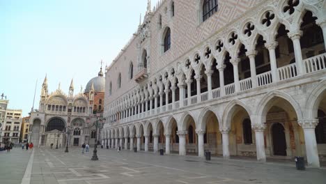 Basílica-De-San-Marcos-Y-Palacio-Ducal-En-La-Plaza-San-Marco-De-Venecia