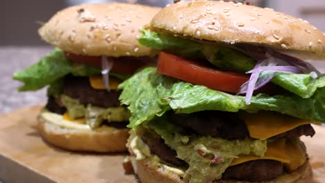 Deliciosa-Hamburguesa-Con-Queso,-Tomate,-Lechuga,-Cebolla-Y-Salsa-Especial