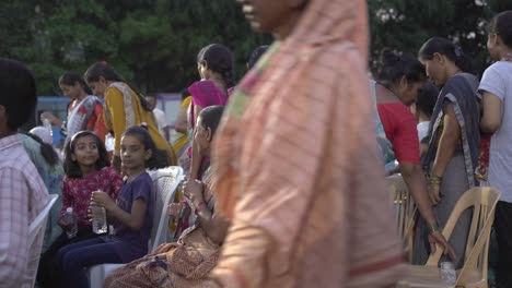 Un-Gran-Número-De-Mujeres-Votantes-Indias-Que-Participan-En-La-Campaña-Electoral-De-Lok-Sabha-Por-Uddhav-Thackeray-En-El-Terreno-Universitario-De-Warje