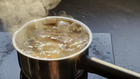 Eier-In-Einem-Topf-Mit-Wasser-Kochen