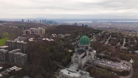 Paisaje-Urbano-Aéreo-De-Montreal-Con-El-Oratorio-De-San-José-De-La-Catedral-Católica-Del-Monte-Real