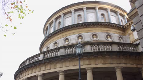 Kuppelrotunde-Und-Säulen-Am-Eingang-Des-Nationalmuseums-Von-Irland-–-Archäologie-In-Dublin,-Irland