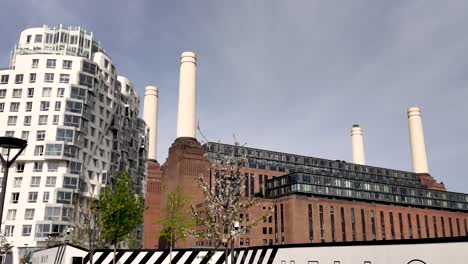 Die-Berühmten-Schornsteintürme-Im-Kraftwerk-Battersea-In-London,-Großbritannien