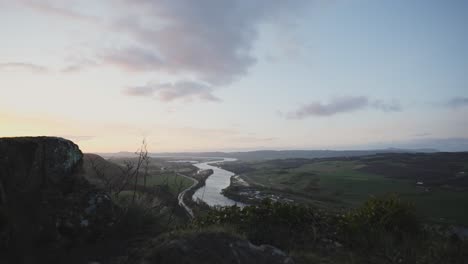 Río-Tay-Visto-Desde-La-Cumbre-Del-Castillo-De-Kinnoull-Hill-En-Perth,-Escocia