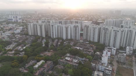 Una-Encantadora-Perspectiva-Aérea-De-Chennai,-Que-Muestra-La-Belleza-Arquitectónica-De-La-Ciudad-Y-Su-Atmósfera-Dinámica-Con-Un-Telón-De-Fondo-De-Nubes-A-La-Deriva