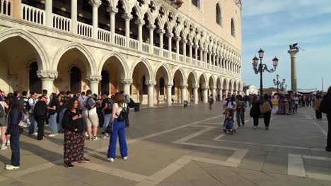 Touristen-Und-Italiener-Versammeln-Sich-In-Der-Nähe-Der-Piazza-San-Marco-In-Venedig